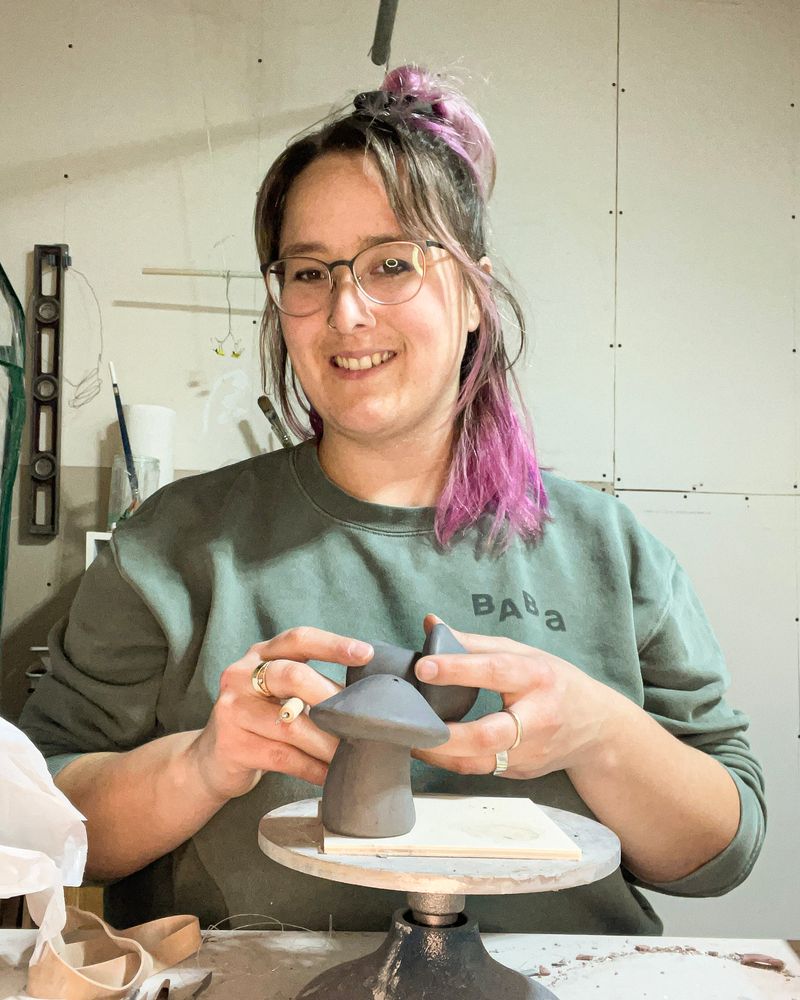 Homme avec un sweat à capuche noir face à une femme